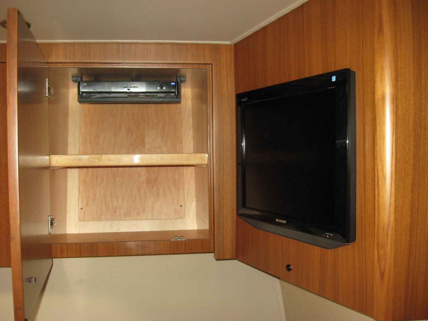 RC Vertical wall mount for Directv box.